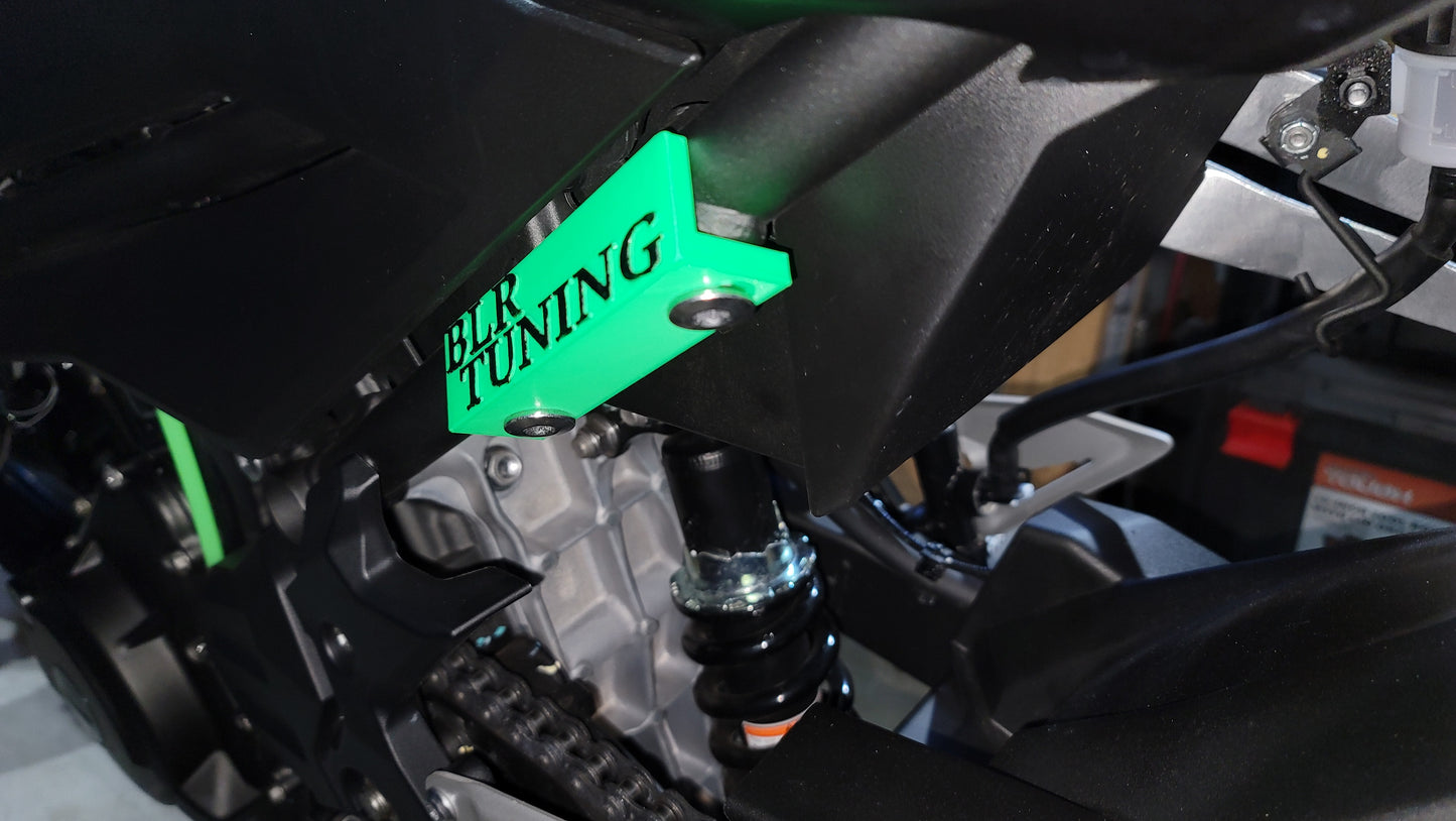 KAWASAKI Z400 Y NINJA 400 PLACA DE BORRAR CLAVIJA DEL PASAJERO