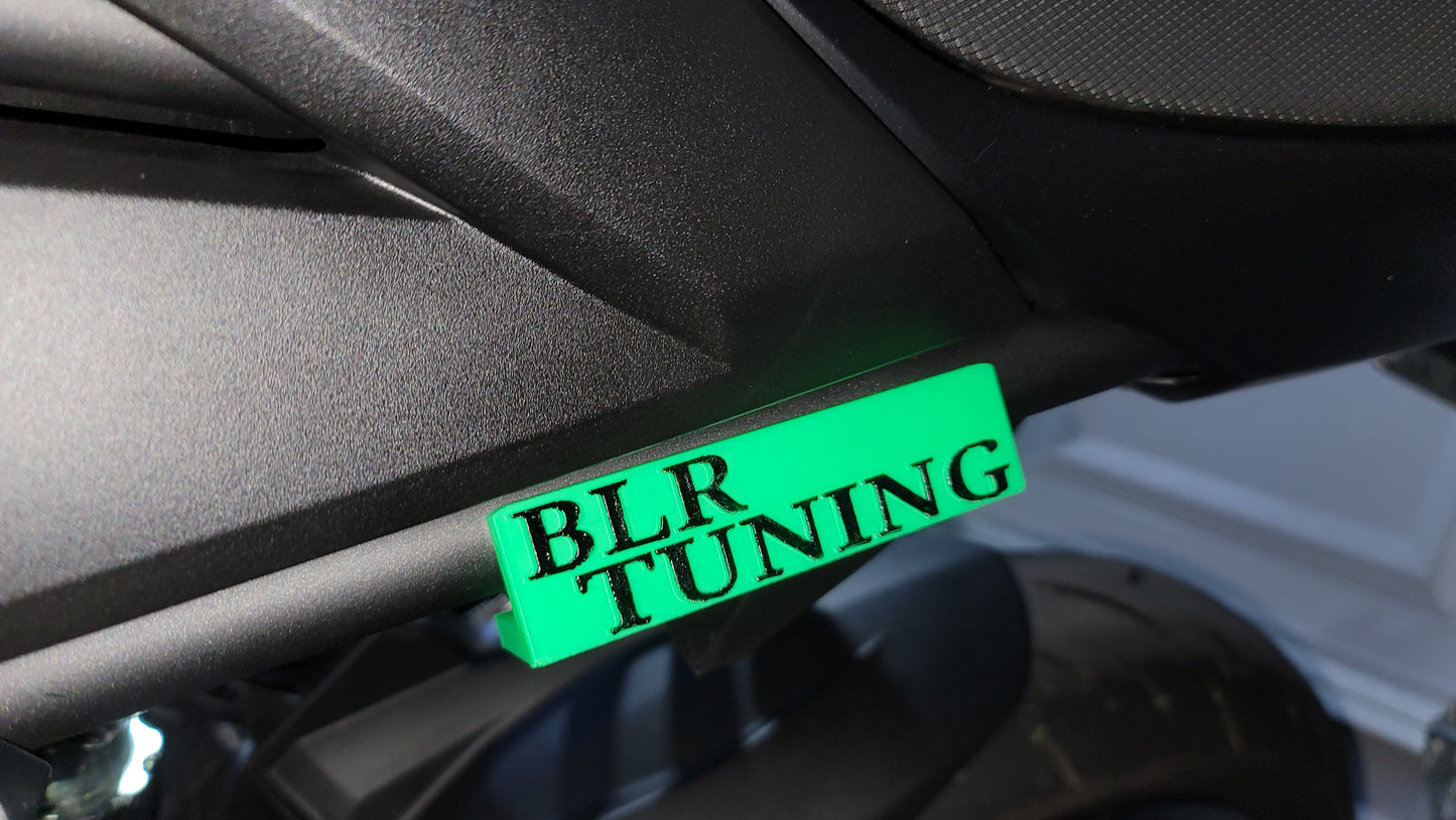 KAWASAKI Z400 Y NINJA 400 PLACA DE BORRAR CLAVIJA DEL PASAJERO